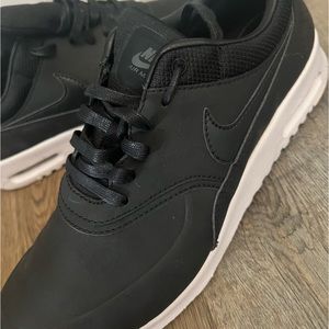 Nike Air Max - Black - Size 8